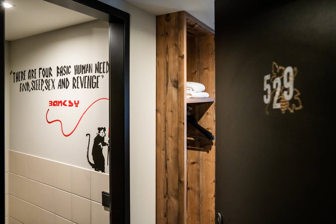 Mystery of Banksy Popup-Room Rat me and all hotel mainz. Im Zimmer verteilen sich „Rats“, weiteres Markenzeichen von Banksy.