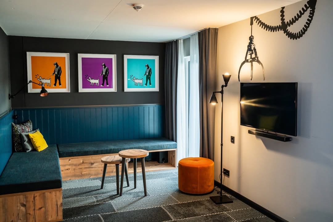 Mystery of Banksy Popup-Room Sitzecke me and all hotel mainz. 3 Farbvarianten von „Choose your Weapon“ (2010) - Hommage an Graffiti-Künstler Keith Haring. Die riesige Greifzange: entdeckt im August 2021 an Englands Nordseeküste.