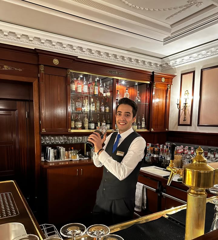 Ahmad Samir (25 Jahre), kommt aus Syrien, Ausbildung zum Hotelfachmann und arbeitet im Grand Hotel Russischer Hof, Weimar: „Ich wollte weiter hier arbeiten, weil mir meine Aufgabe gefällt, weil ich viele Entwicklungsmöglichkeiten für mich habe und die Hotellerie jede Menge Vorteile bietet, wenn man sie nur sehen will. Das Team hier ist mittlerweile meine zweite Familie.“