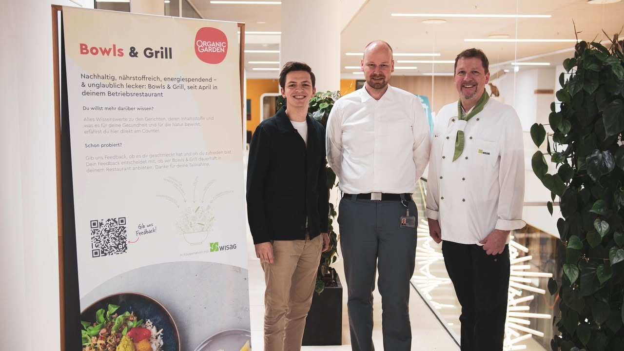 „Es begeistert mich, dass wir nach der langen Entwicklungszeit nun in die Operative gehen konnten. Die Umsetzung mit 50Hertz und der WISAG Catering ist unser Leuchtturm-Projekt in einer bisher unbekannten Konstellation aus Caterer, Kunde und uns“, sagt Florian Feneberg, verantwortlich für die Betriebsgastronomie bei Organic Garden (l.). Hier bei 50Hertz in Berlin mit Martin Schubel (M.) und Dieter Kobusch (r.).  Foto: ┬®Organic Garden