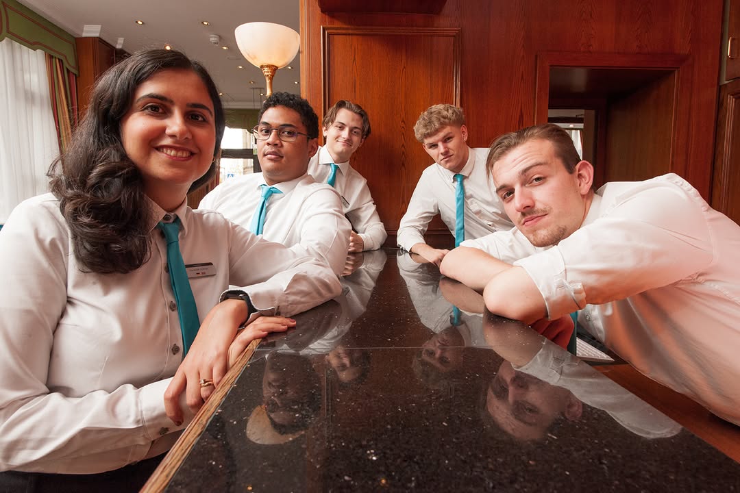 Und an ihnen kommt im Hotel keiner vorbei: die Empfangs-Garde.

www.living-hotels.com | https://www.instagram.com/livinghotelsofficial | https://www.tiktok.com/@das_azubihotel | 
https://www.youtube.com/@LivingHotels  | https://www.facebook.com/livinghotelsofficial