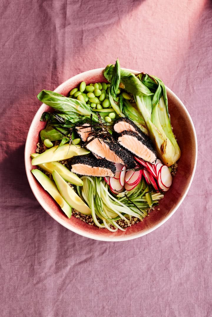 Quinoa Lachs Bowl. Foto: © Katrin Winner