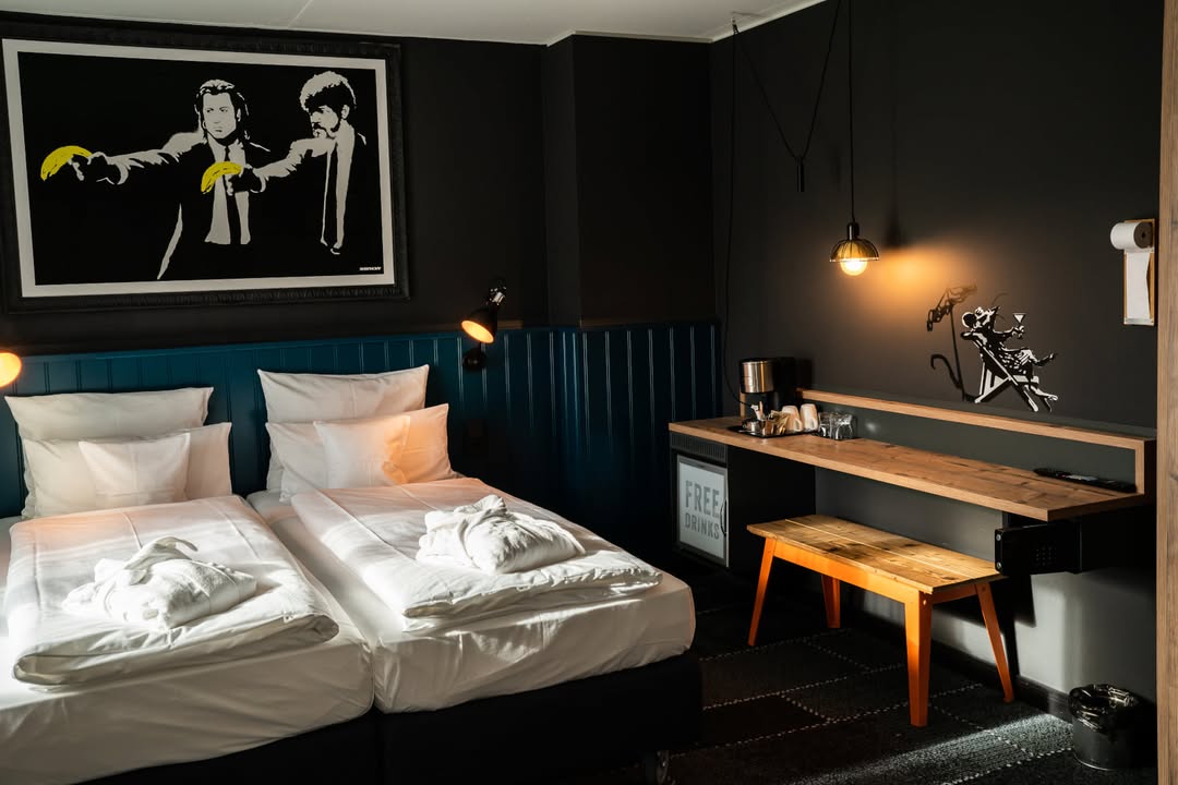 Mystery of Banksy Popup-Room Bett me and all hotel mainz. „Pulp Fiction“, 2002, eines der frühesten Schablonengraffitis, London.