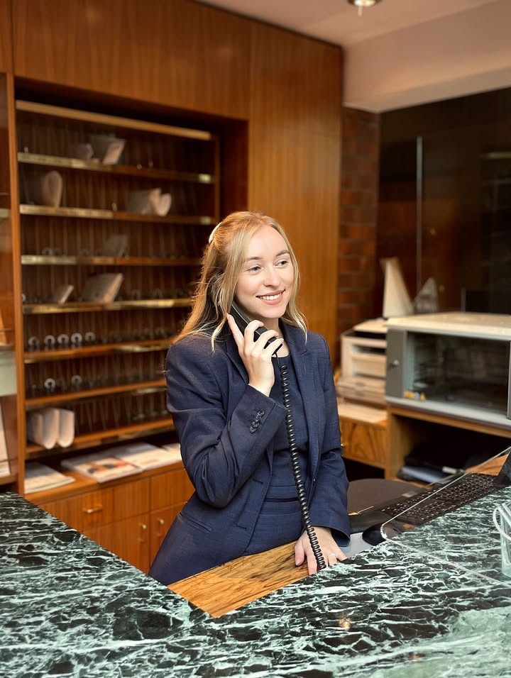 Denise Osterrot (25 Jahre), Living Hotel Weißensee, Berlin: „Für meine Ausbildung und die Unterstützung, dass wir Living Hotels-Azubis als einzige nicht in Kurzarbeit mussten und auch viele Seminare besuchen konnten, die mich persönlich wirklich weitergebracht haben, wurde ich  zum Teil schon sehr von meinen Klassenkameraden beneidet. Außerdem werde ich hier als Mensch und Mitarbeiterin gesehen, gefördert und wertgeschätzt.“