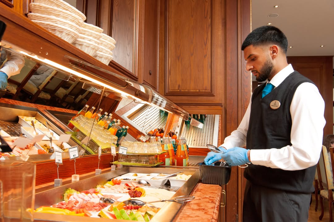 Living Hotels AZUBI-HOTEL: Frühstück mit Mohammed. Foto: Andy Rumball