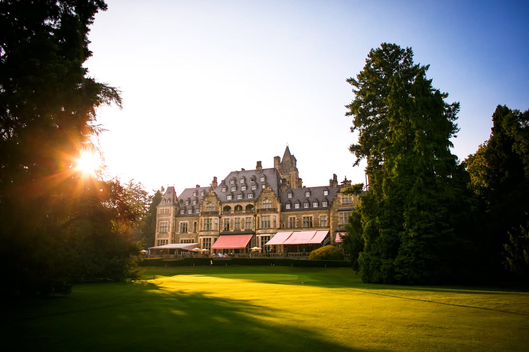 Schlosshotel Kronberg (SHK): Das Schloss Kronberg, im Eigentum der Hessischen Hausstiftung, wird seit 1954 als Hotel mit 61 Gästezimmern und Suiten betrieben. Es befindet sich inmitten einer prachtvollen Parkanlage mit dazugehörigem Golfplatz. Das Haus ist Mitglied der Kooperation „Small Luxury Hotels of the World“. Foto: ©Raman El Atiaoui