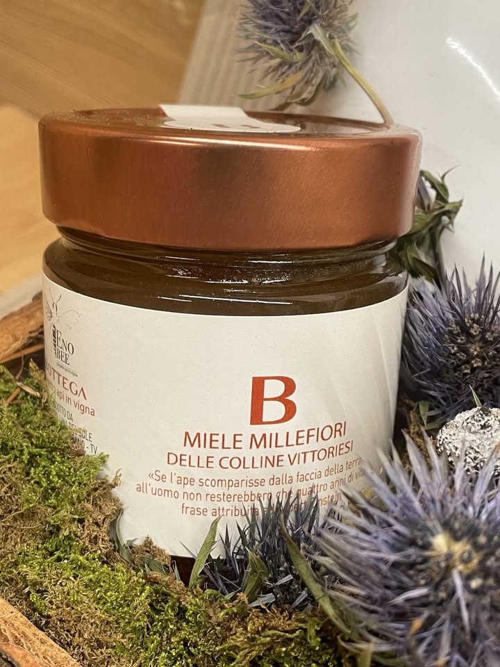 Nach etwa acht Monaten gab es die erste kleine Honigernte. Ein bernsteinfarbener Sommer-Millefiori mit intensivem Geschmack und feinen Aromen von Karamell und Zimt. Foto: Bottega