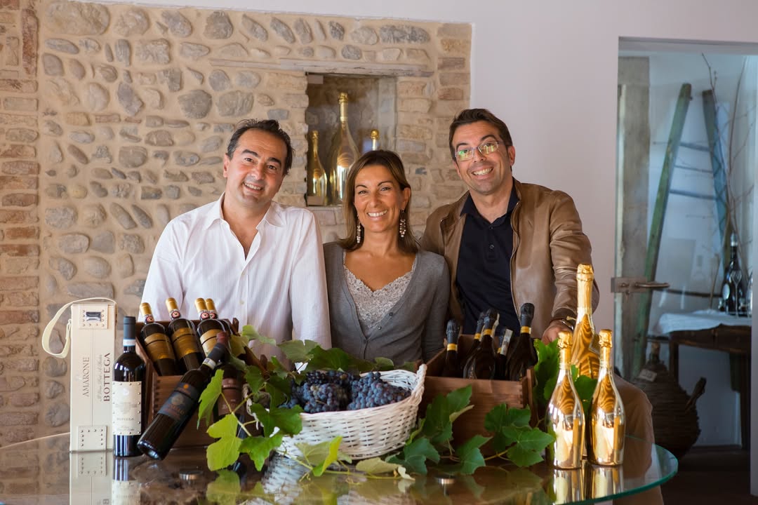 Sandro, Barbara und Stefano Bottega. Mit dem Ziel, Menschen unterschiedlichster Kulturen Freude und Genuss zu bringen, werden die Produkte in mehr als 150 Ländern vermarktet. Der Name Bottega steht für Qualität und Authentizität italienischen Geschmacks, für Design als Ausdruck des hohen ästhetischen Wertes von „Made in Italy“ und für soziale Verantwortung gegenüber der Umwelt und der Gesellschaft. Foto: Bottega SpA