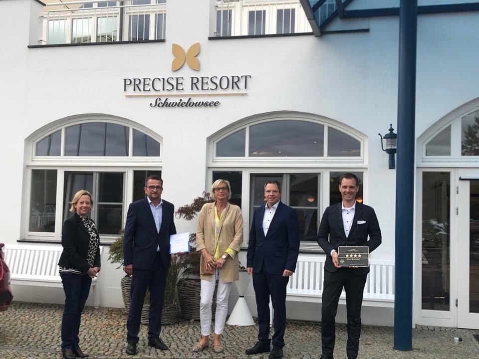 * Precise Resort Werder, 4 Star Superior Klassifizierung (v.l.):  Frau Kranke, Precise Resort Schwielowsee, GM Marco Jonscher, Precise Resort Schwielowsee, Birgit Farthmann, DEHOGA Brandenburg, Uwe Seibt, IHK Potsdam, André Lange, Hotel Manager Precise Resort Schwielowsee. Foto: © Precise Hotels & Resorts