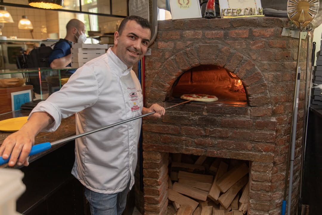 Angelo Mondello wird in München Pizza-Backkurse für Hausfrauen, Studenten und interessierte Genussmenschen anbieten.