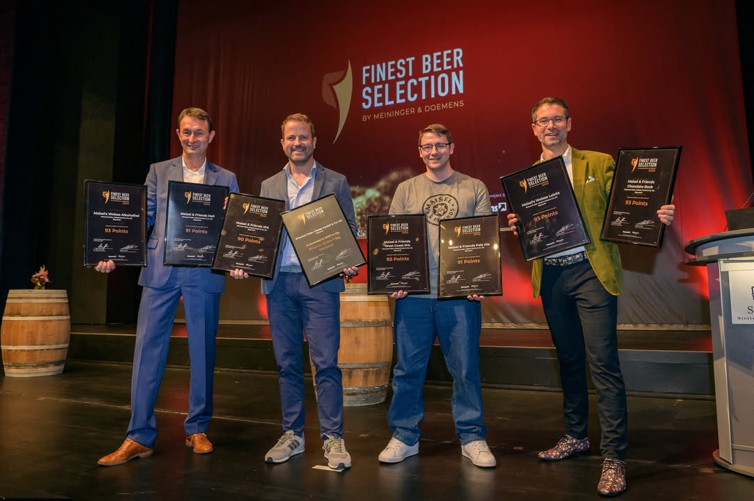 Zur „Brauerei des Jahres national“ wurde die Brauerei Gebr. Maisel gekürt. Im Bild (v.l.): Dr. Werner Gloßner (Doemens), Michael König und Markus Briemle (Brauerei Gebr. Maisel) und Christian Wolf (Meininger Verlag) Foto: Ad Lumina, Ralf Ziegler