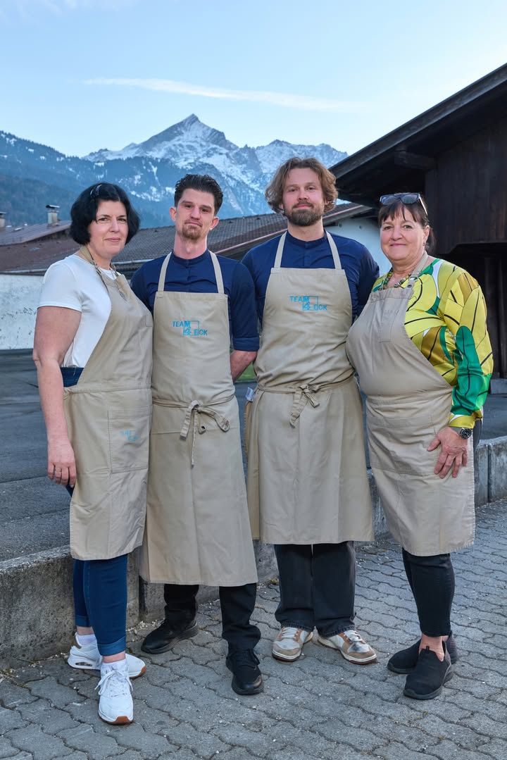 Team-Foto Uschi Glas, Küchenchef Yannick Fehren, Kreativ-Chef Michael Zscharschuch und Kerstin Schumann Ishizuka. Bild: Marc Gilsdorf Fotografie / 4 Gastro Gbr