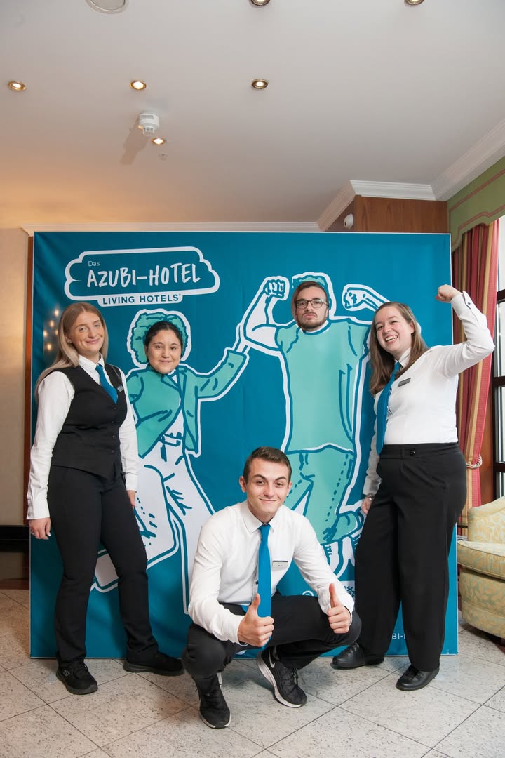 Living Hotels AZUBI-HOTEL: The Team mit Kimblery, Nisan, Kevin, Jonathan und Melanie. Foto: Andy Rumball