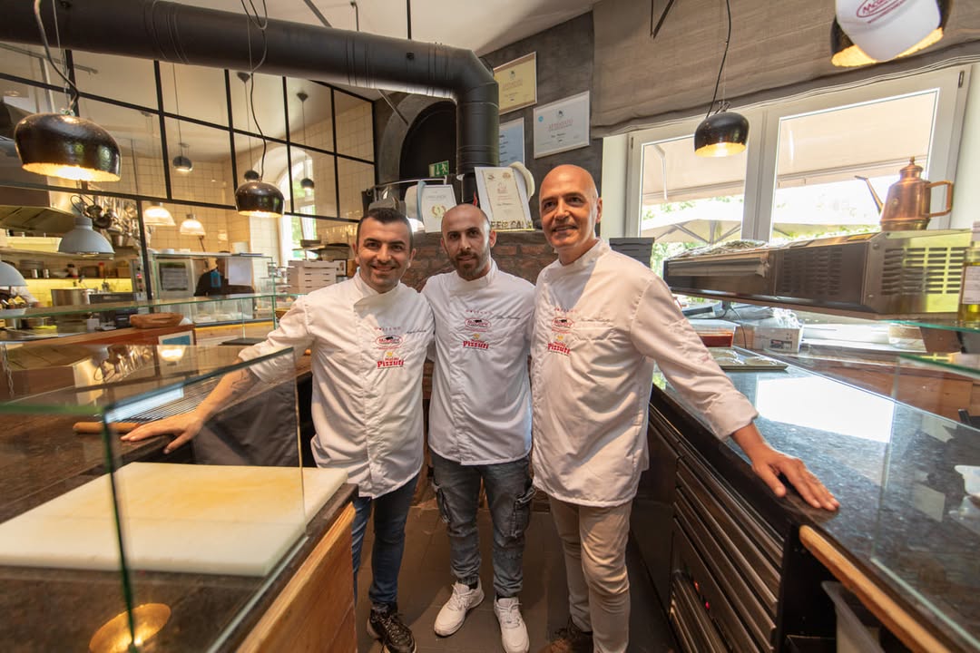Die erfahrenen Meister-Pizzaioli der berühmten „Scuola Bianca“. Foto: (v.l.): Angelo Mondello, Vito Monaco und Luciano Sorbillo, der einzige offiziell anerkannte Pizzabäcker aus Kampanien, mit dem Titel: „Eccellenza Campana in Italia e nel Mondo“.