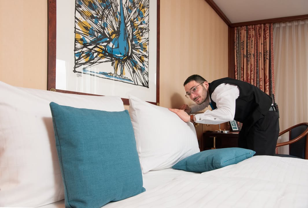 Living Hotels AZUBI-HOTEL: Housekeeping mit Alexander. Foto: Andy Rumball