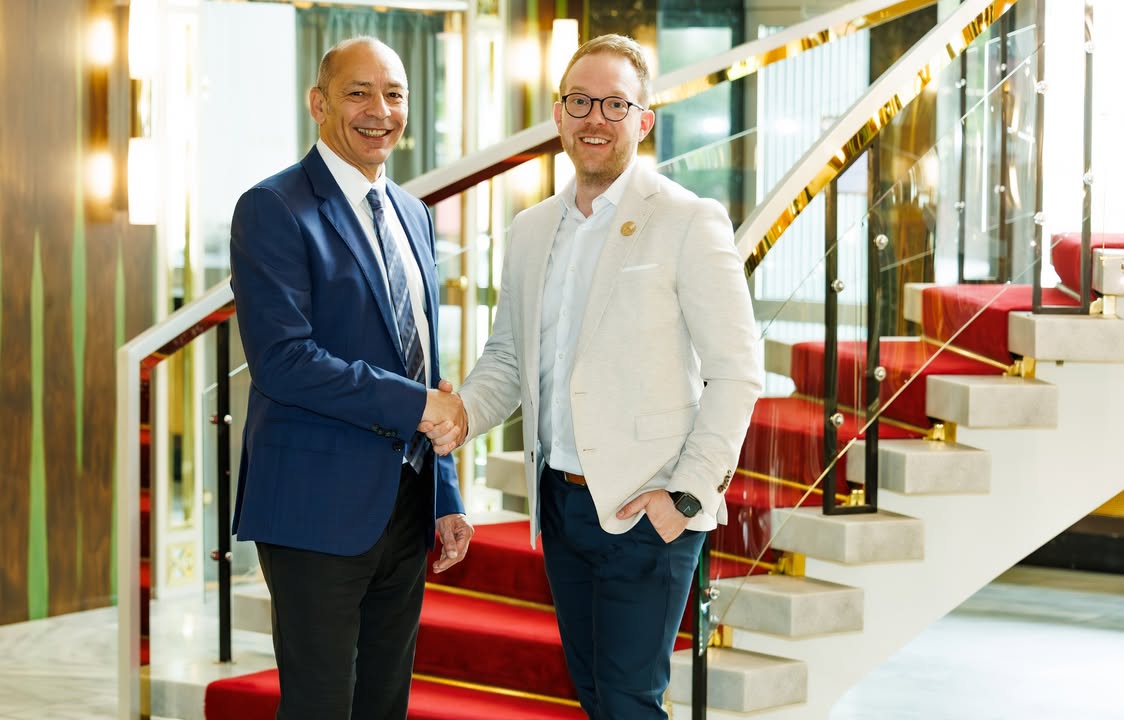 Staffelstab-Übergabe: Der bisherige Hausherr, Magnus Schwartze (re.) begrüßt den neuen Direktor Mahmoud Karim