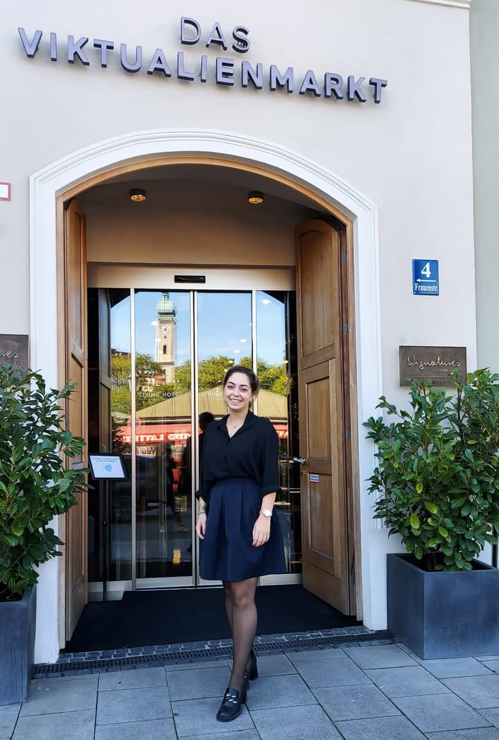 Alyssa Klug (20 Jahre), Living Hotel Das Viktualienmarkt, München:
„Ich bin eine der ganz wenigen in meiner Klasse, die ihre Ausbildungswahl nicht bereut haben. Momentan kann ich mir sehr gut vorstellen für immer in dieser Branche zu bleiben. Und das hat alles mit diesem Haus, dem Team, dem Spirit und auch dem Unternehmen zu tun.“